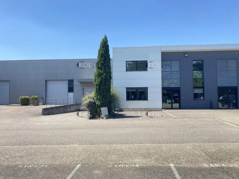 Local d’activités dans Saint-Priest à louer - Photo de l’immeuble – Image 2 sur 19