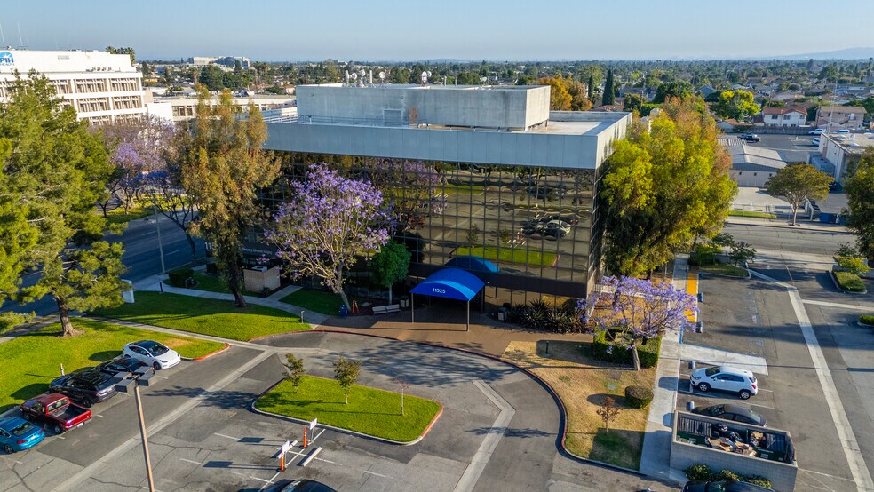 11525 Brookshire Ave, Downey, CA à louer - Photo de l’immeuble – Image 2 sur 2