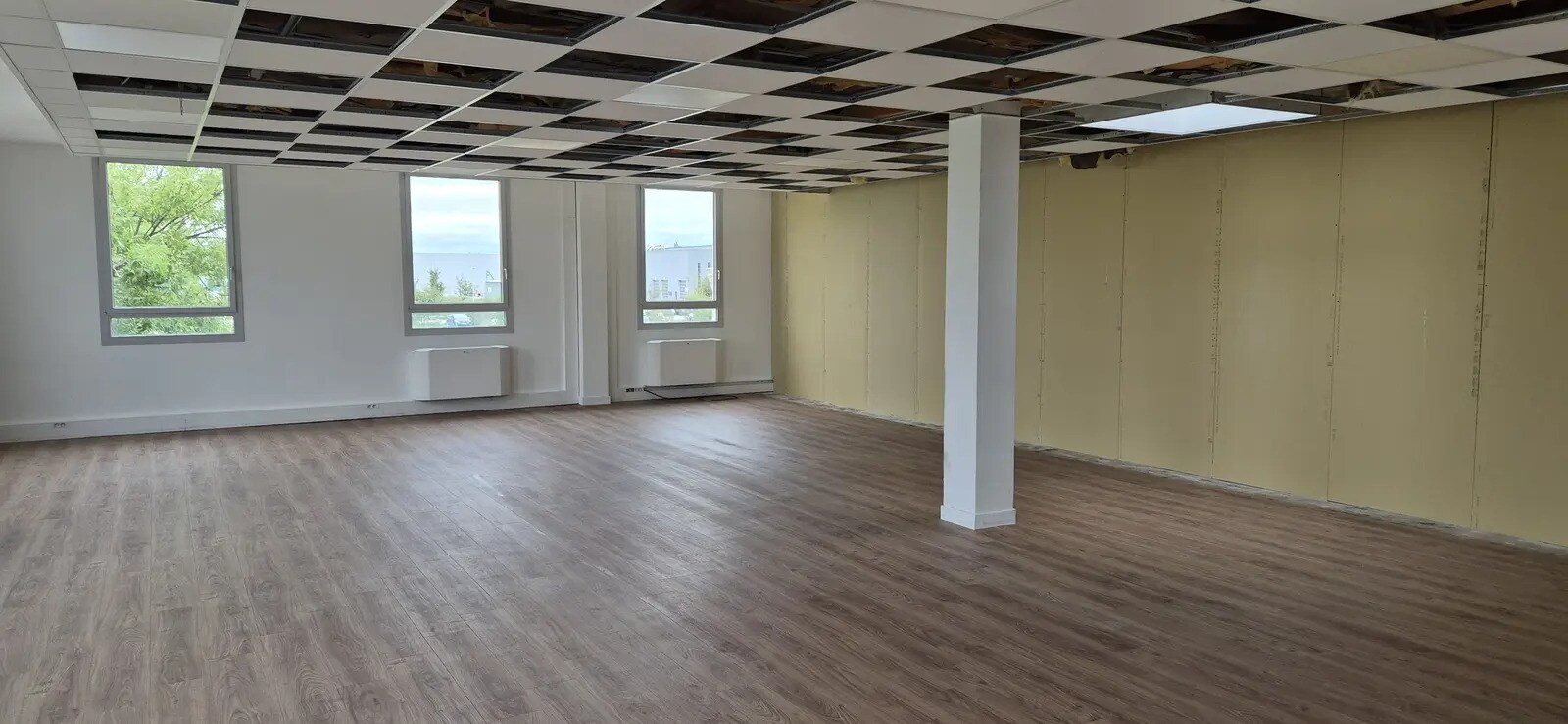 Bureau dans Bron à louer Photo de l’immeuble– Image 1 sur 5