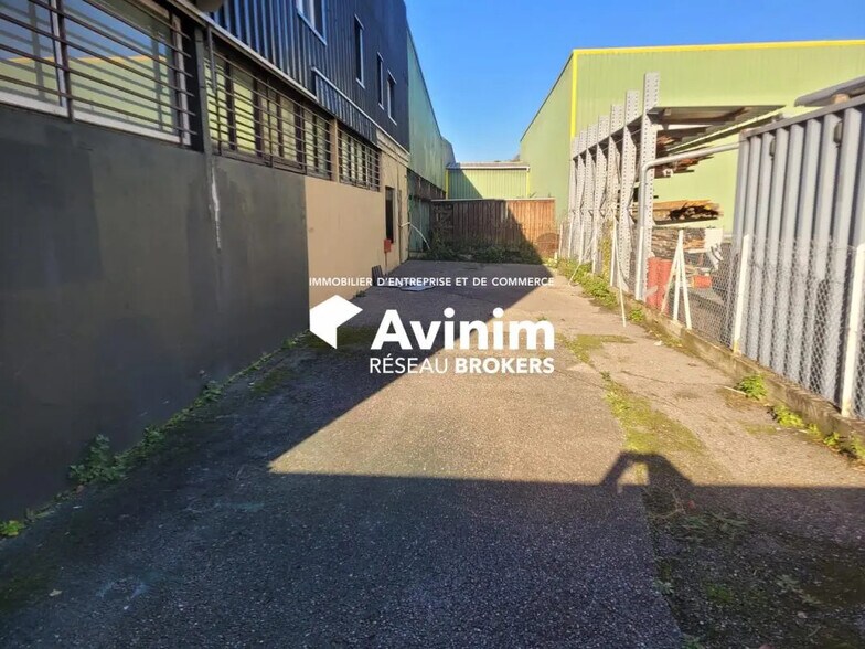 Bureau dans Porte-de-Savoie à louer - Photo de l’immeuble – Image 2 sur 2