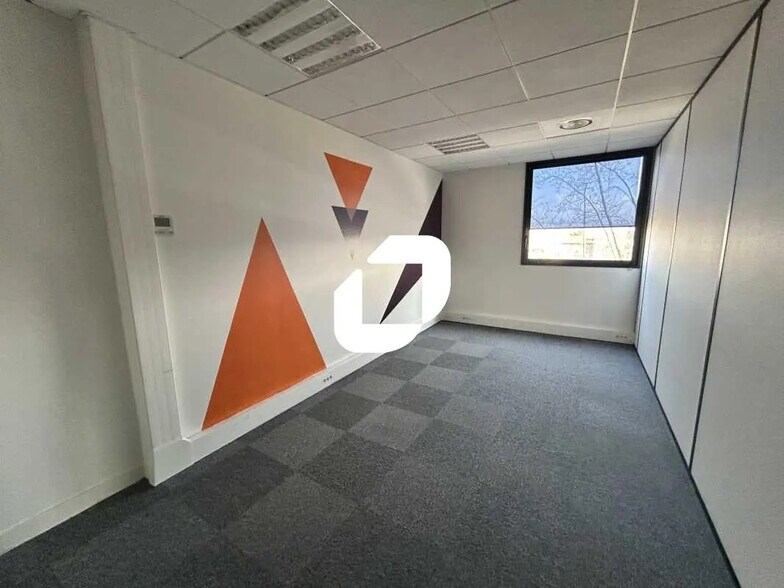 Bureau dans Ermont à louer - Photo de l’immeuble – Image 3 sur 12