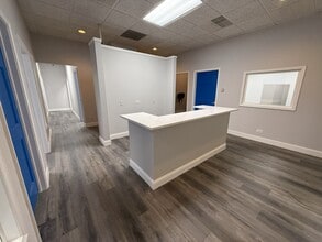 105-115 S Grove Ave, Elgin, IL à louer Photo intérieure– Image 1 sur 21