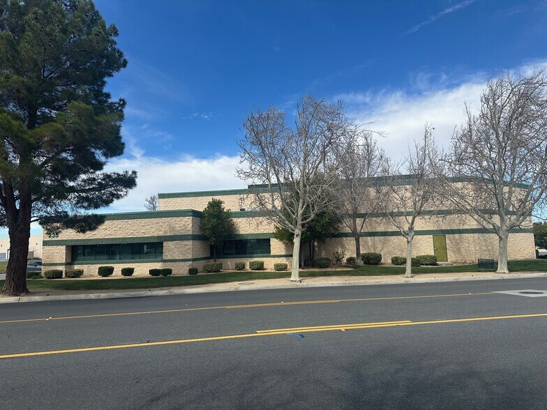 235 E Avenue K10, Lancaster, CA à vendre - Photo principale – Image 1 sur 5