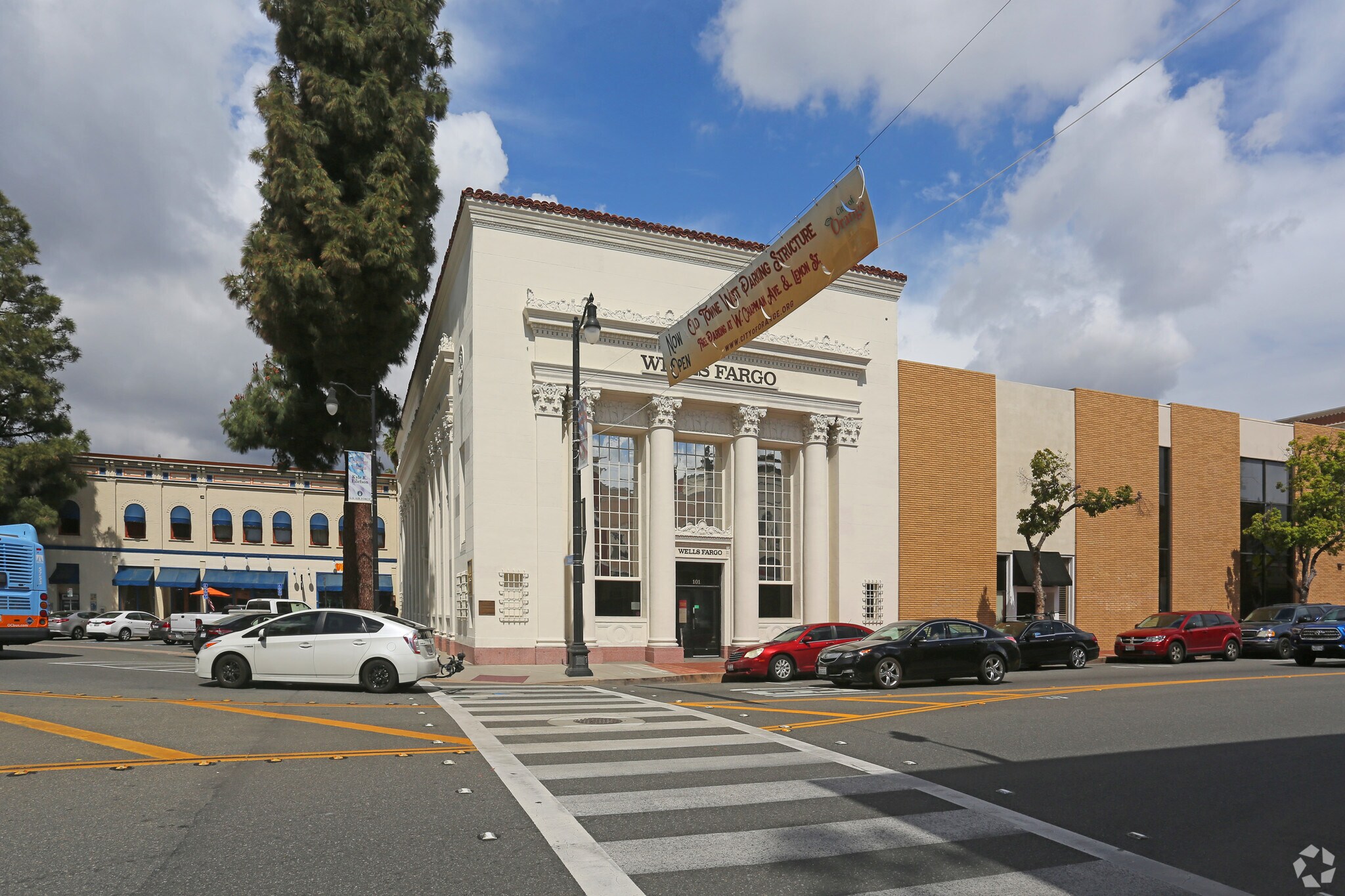 101 E Chapman Ave, Orange, CA à louer Photo principale– Image 1 sur 14