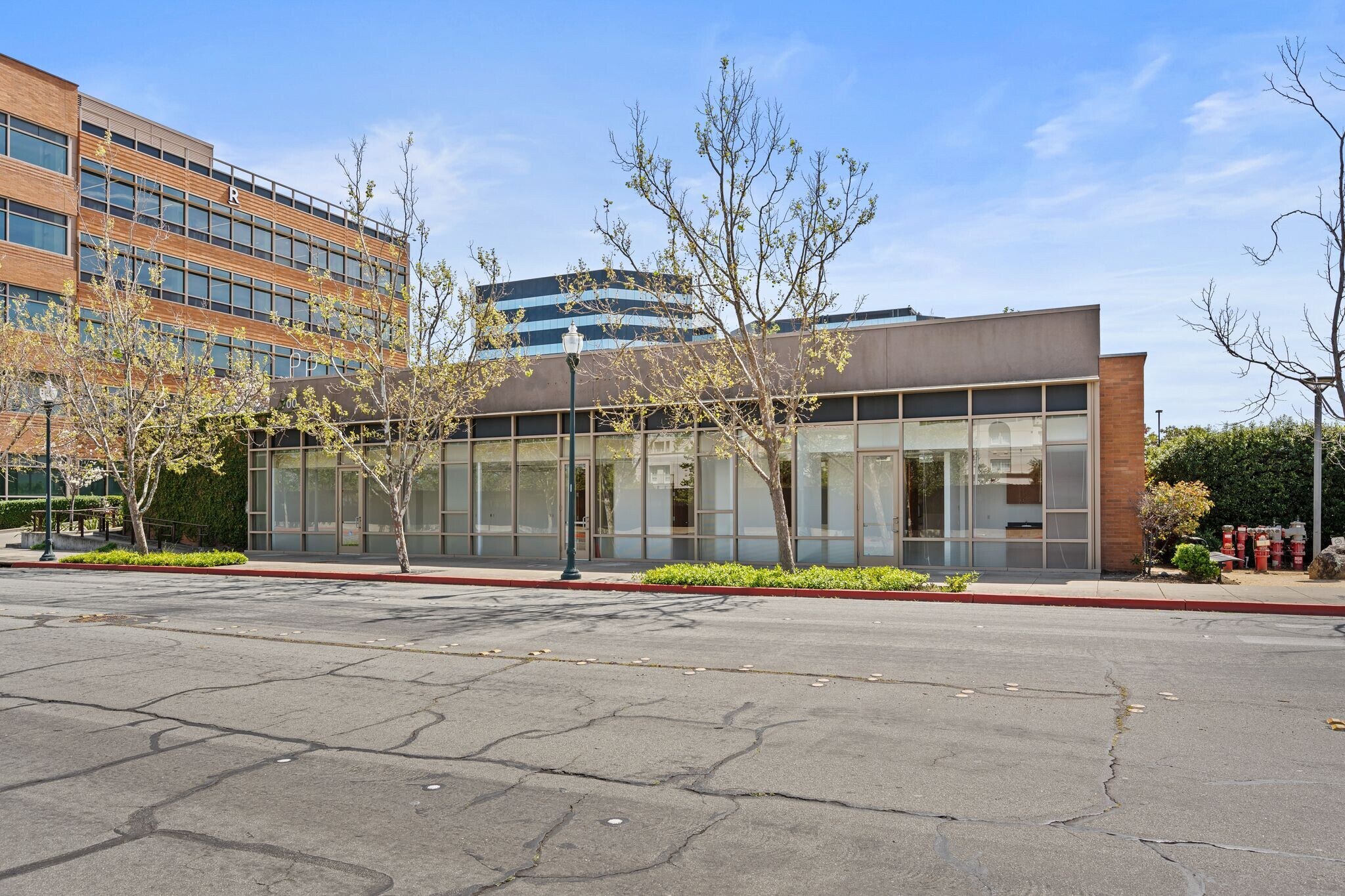 700 Concar Dr, San Mateo, CA à louer Photo de l’immeuble– Image 1 sur 6