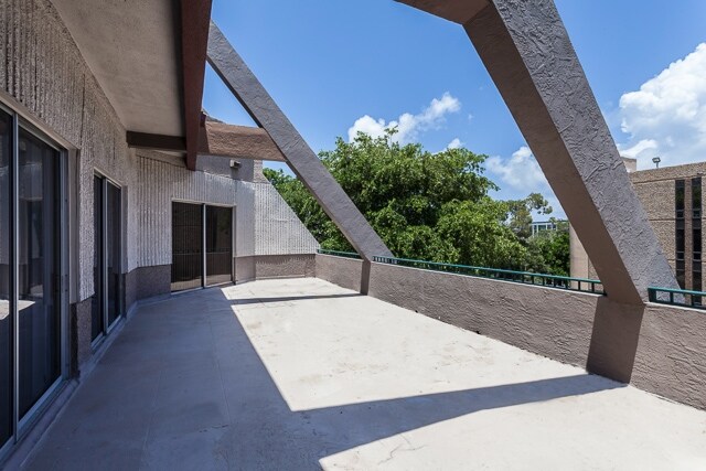 2151 E Commercial Blvd, Fort Lauderdale, FL à louer - Photo de l’immeuble – Image 2 sur 32