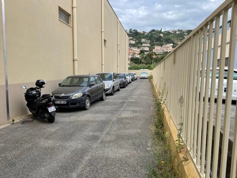 Bureau dans Saint-Laurent-du-Var à louer - Photo de l’immeuble – Image 3 sur 17