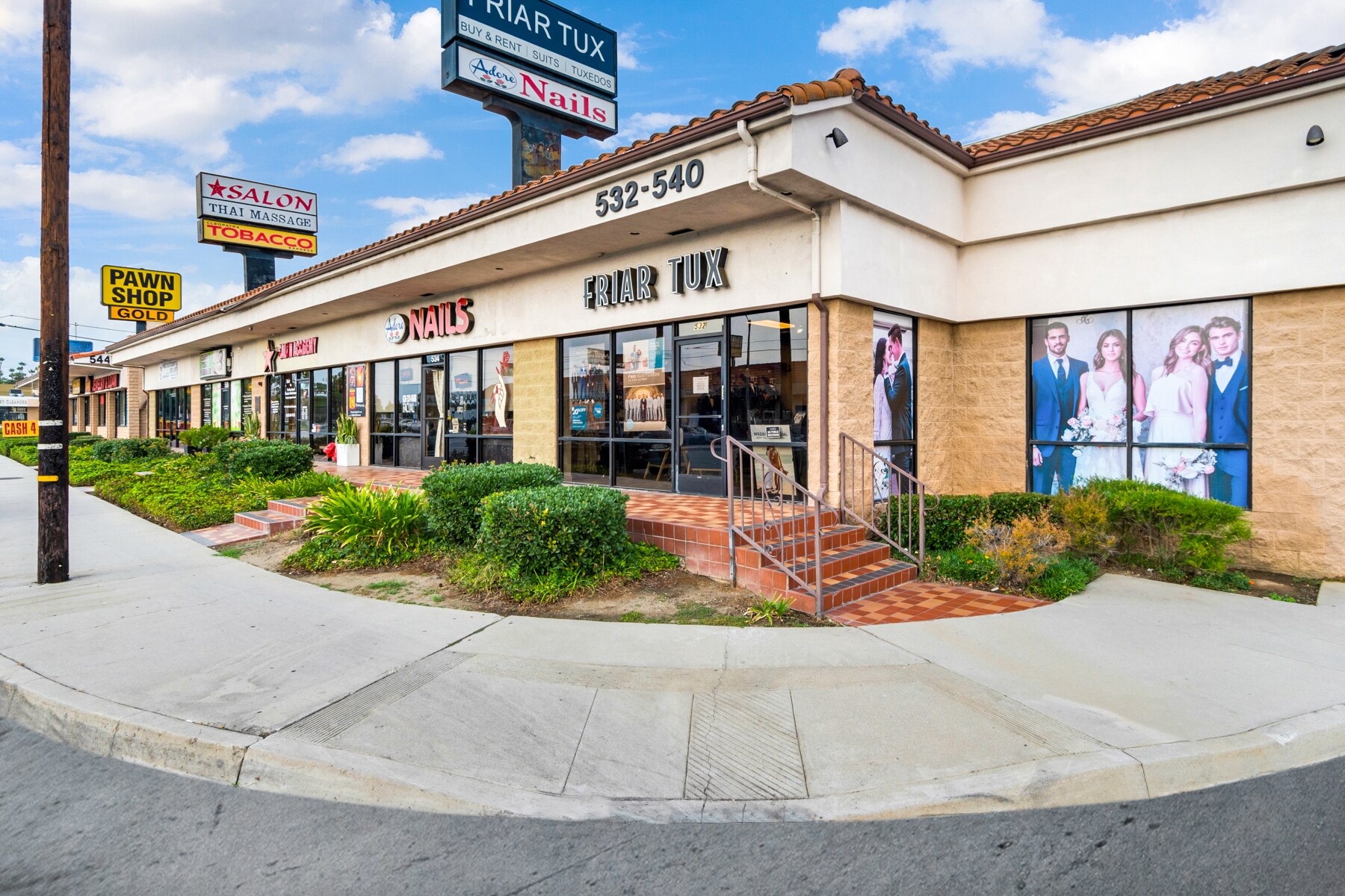 532-540 N Azusa Ave, West Covina, CA à louer Photo principale– Image 1 sur 5