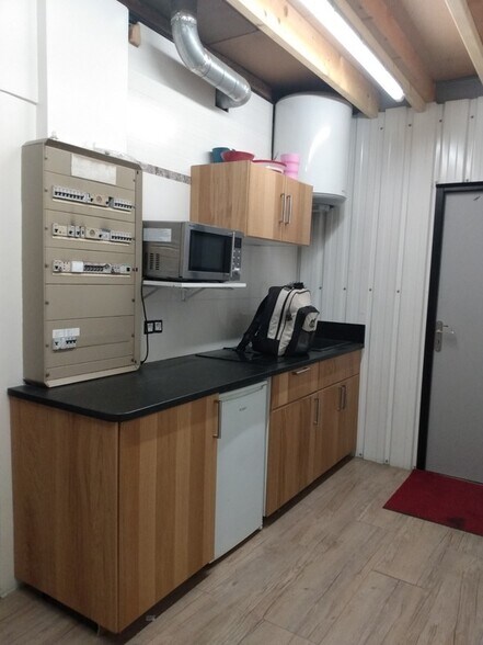 Bureau dans Challes-les-Eaux à louer - Photo de l’immeuble – Image 3 sur 11