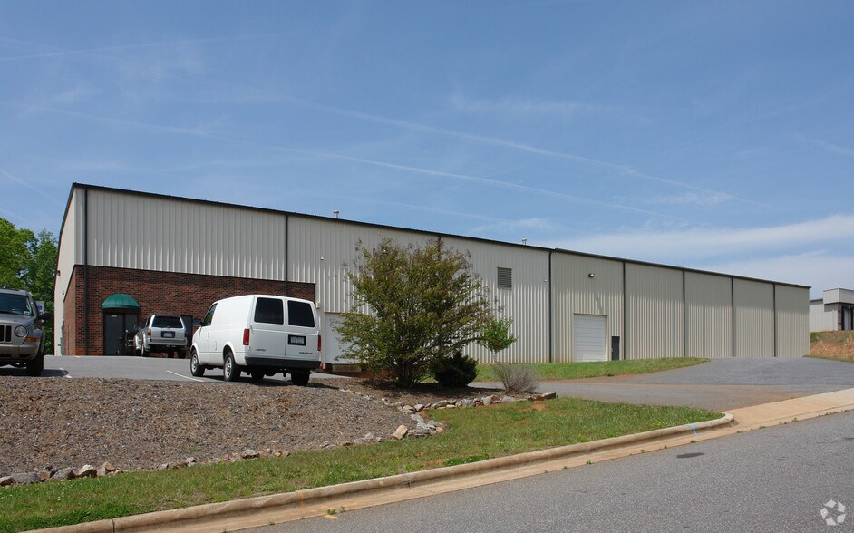 645 11th Ave Blvd SE, Hickory, NC à louer - Photo de l’immeuble – Image 2 sur 9