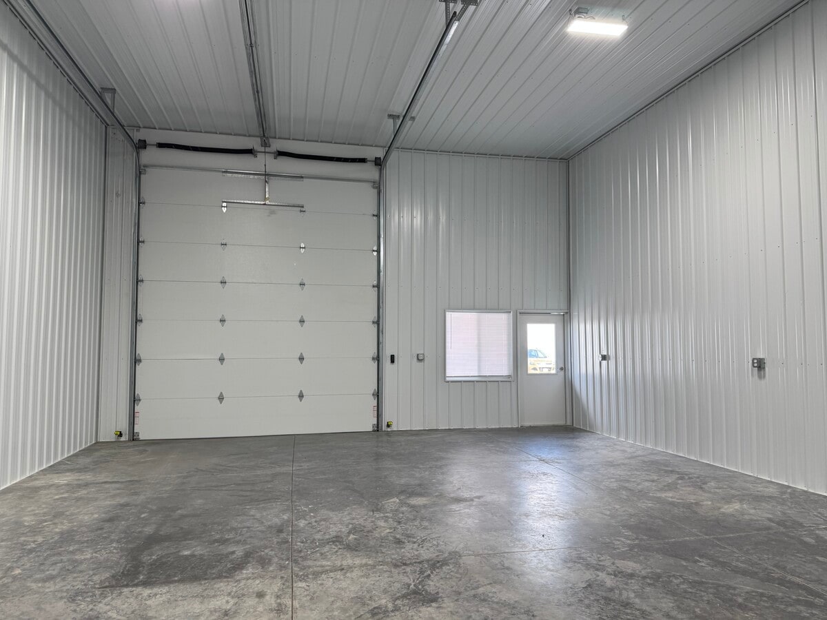 200 Greenfield Dr, Tiffin, IA 52340 - Lot B - - Photo intérieure - Image 2 of 6
