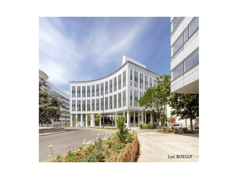 3 Place Louis Renault, Rueil-Malmaison à louer - Photo de l’immeuble – Image 2 sur 12