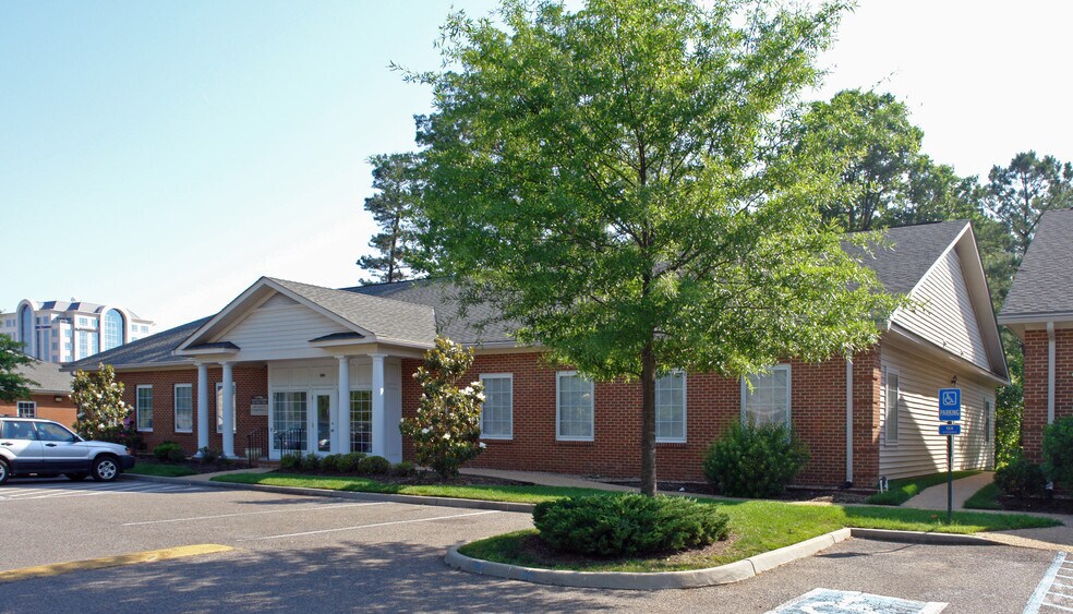 704 Thimble Shoals Blvd, Newport News, VA à vendre - Photo de l’immeuble – Image 2 sur 5
