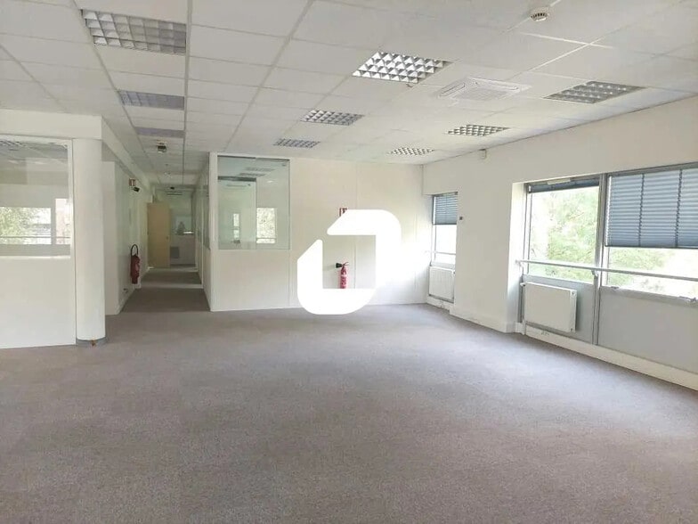 11 Rue Jacques Cartier, Guyancourt à louer - Photo de l’immeuble – Image 2 sur 14