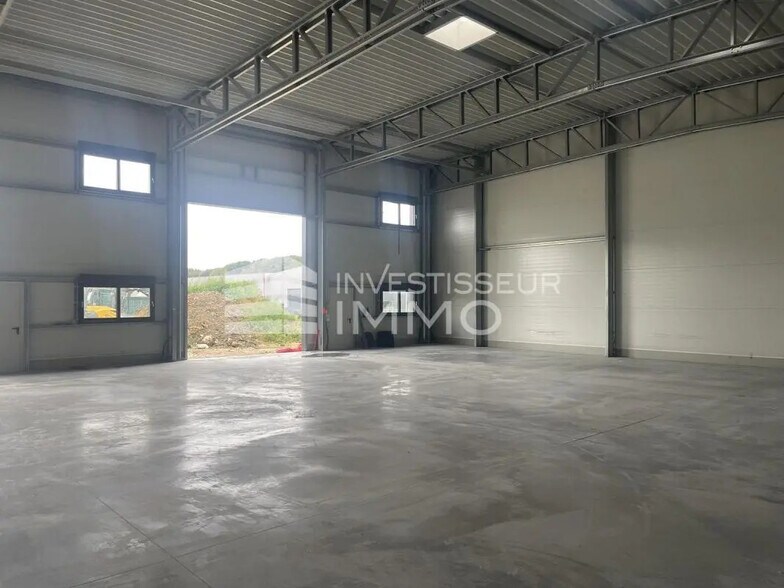 Industriel/Logistique dans Le Coudray-Montceaux à vendre - Photo de l’immeuble – Image 2 sur 2