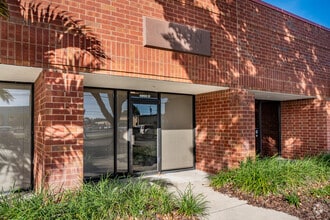 4900 Creekside Dr, Clearwater, FL à louer Photo de l’immeuble– Image 2 sur 11