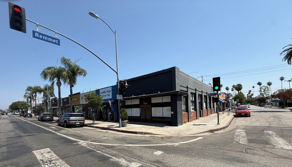 21530 Sherman Way, Canoga Park, CA à louer - Photo de l’immeuble – Image 1 sur 2