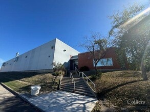 84 Kenhar Dr, Toronto, ON à louer Photo de l’immeuble– Image 2 sur 4