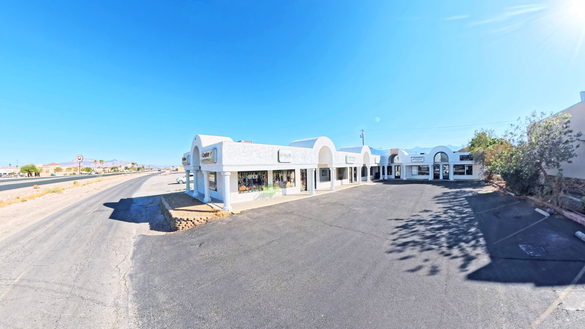 311 S Frontage Rd, Pahrump, NV à louer Photo de l’immeuble– Image 1 sur 28