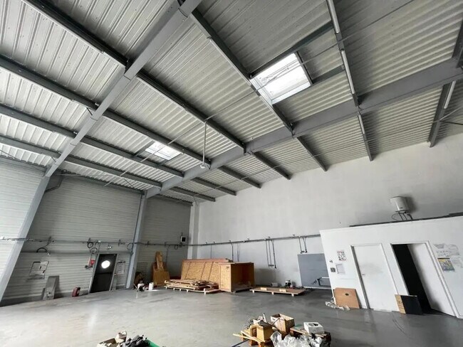 Plus de détails pour Bureau, Industriel/Logistique à louer