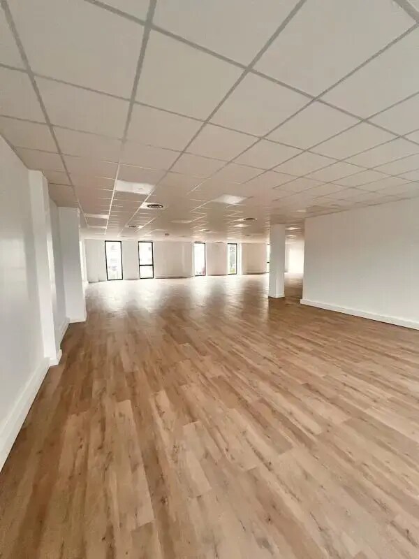 Plus de détails pour Rue Des Frères Lumière, Plaisir - Bureau à louer