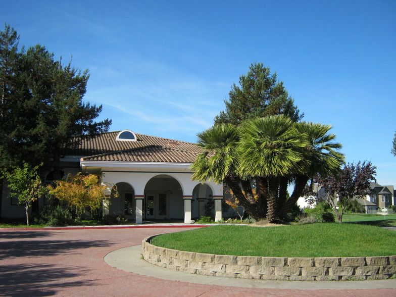 1901 Frates Rd, Petaluma, CA à louer - Photo de l’immeuble – Image 2 sur 2