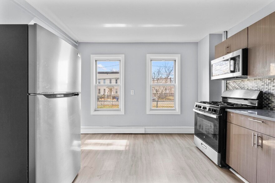 746 Maple St, Bridgeport, CT à vendre - Photo intérieure – Image 2 sur 90