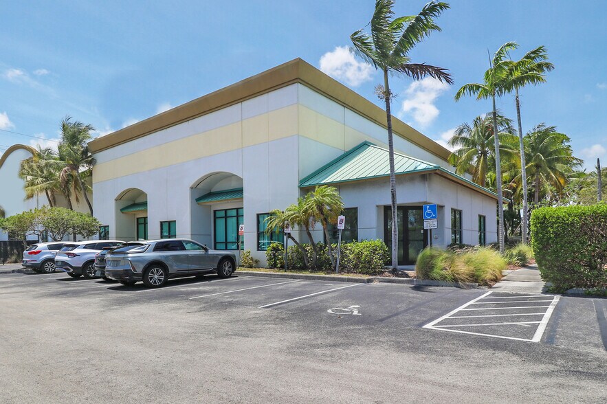 180 Gulf Stream Way, Dania Beach, FL à louer - Photo de l’immeuble – Image 1 sur 34