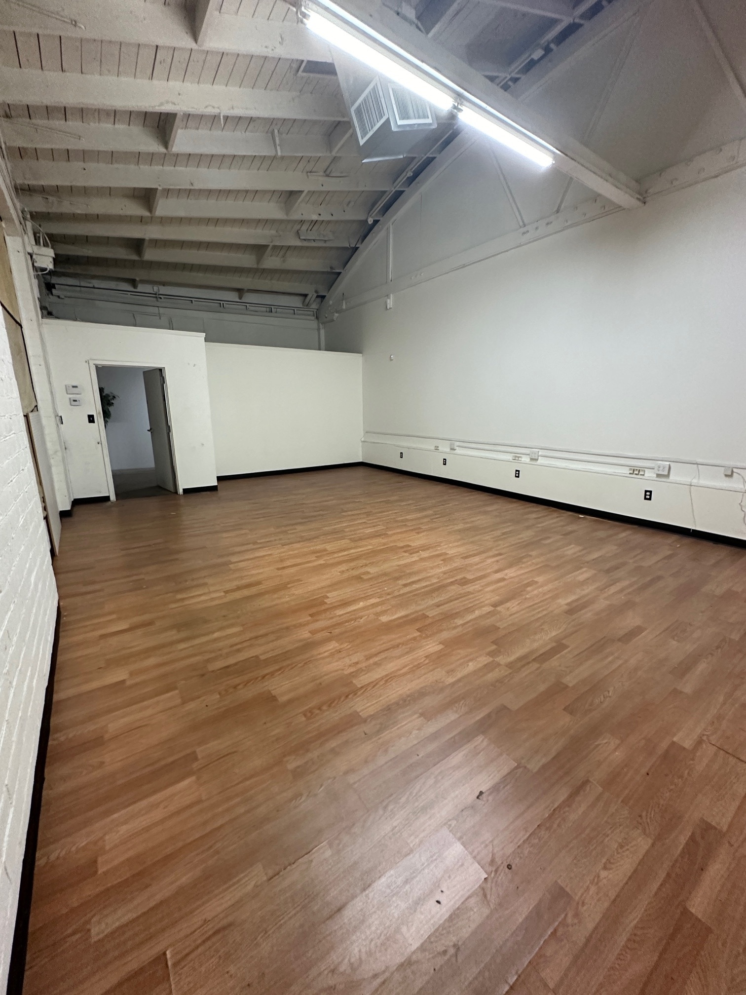 211-230 S Riverside Ave, Rialto, CA à louer Photo intérieure– Image 1 sur 5