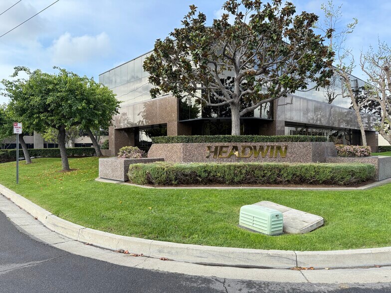 17991 Mitchell S, Irvine, CA à louer - Photo de l’immeuble – Image 3 sur 18