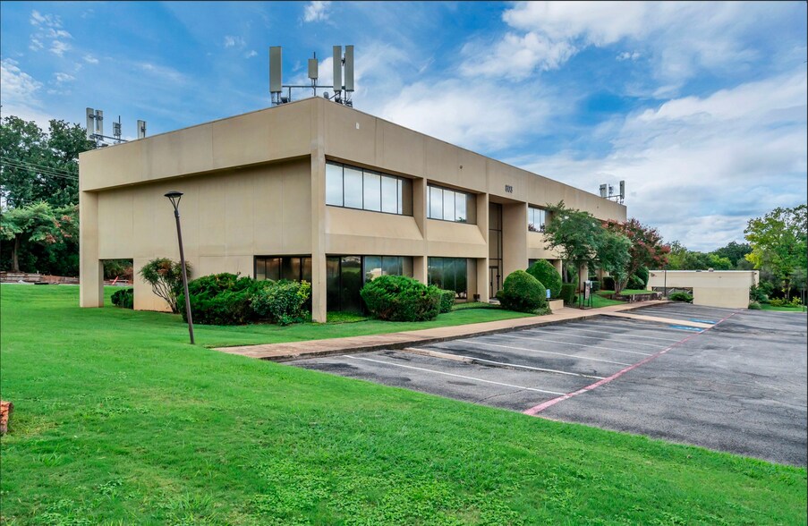 803 Forest Ridge Dr, Bedford, TX à louer - Photo de l’immeuble – Image 2 sur 6