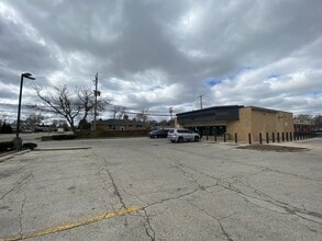 7950 Crawford Ave, Skokie, IL à louer Photo de l’immeuble– Image 1 sur 6