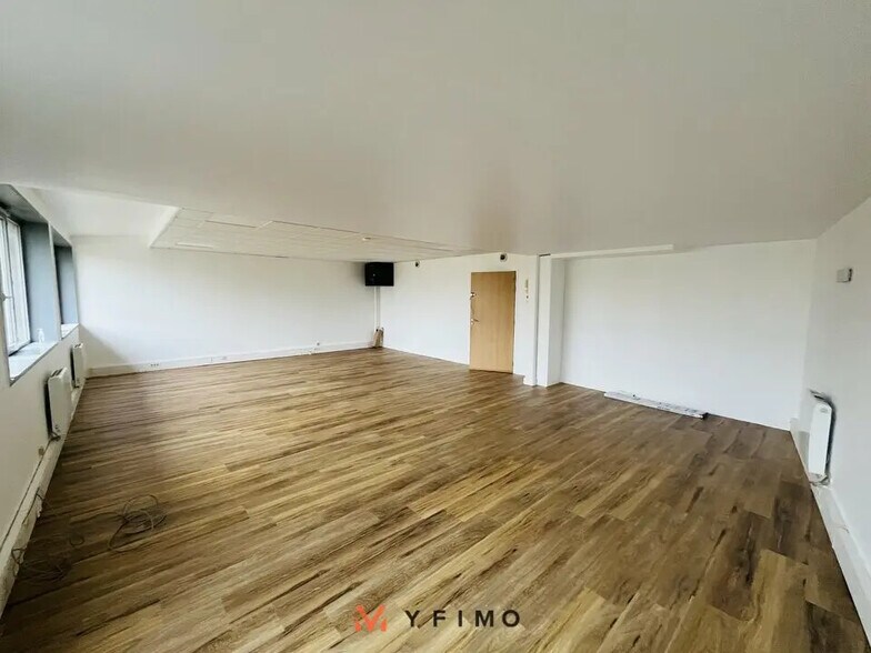 Bureau dans Voisins-le-Bretonneux à louer - Photo de l’immeuble – Image 3 sur 4
