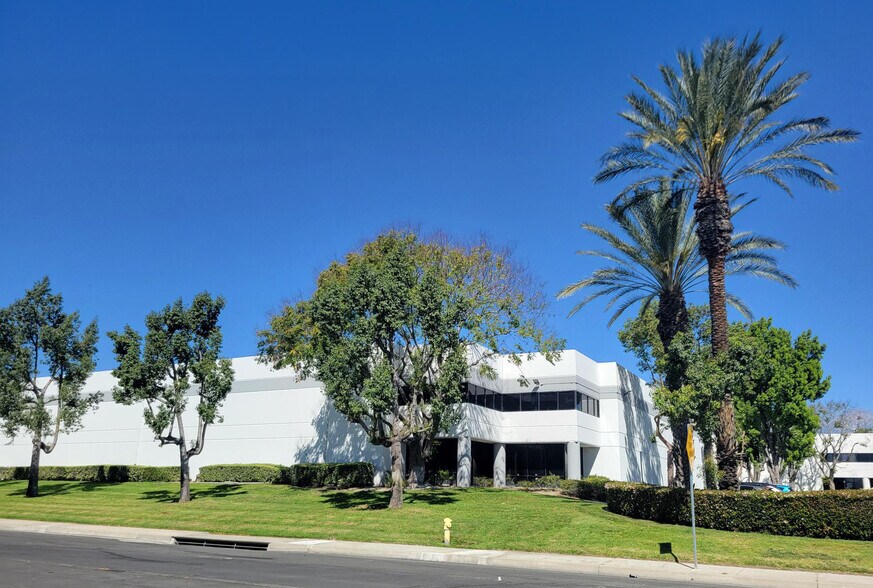 2605 E Cedar St, Ontario, CA à louer - Photo principale – Image 1 sur 2