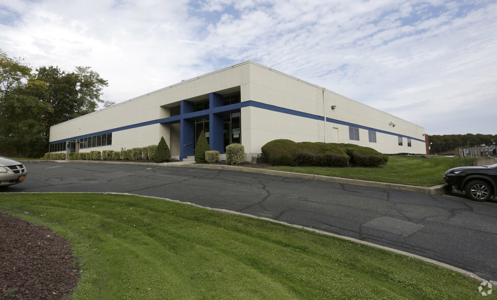 151 Fairchild Ave, Plainview, NY à louer - Photo principale – Image 1 sur 7