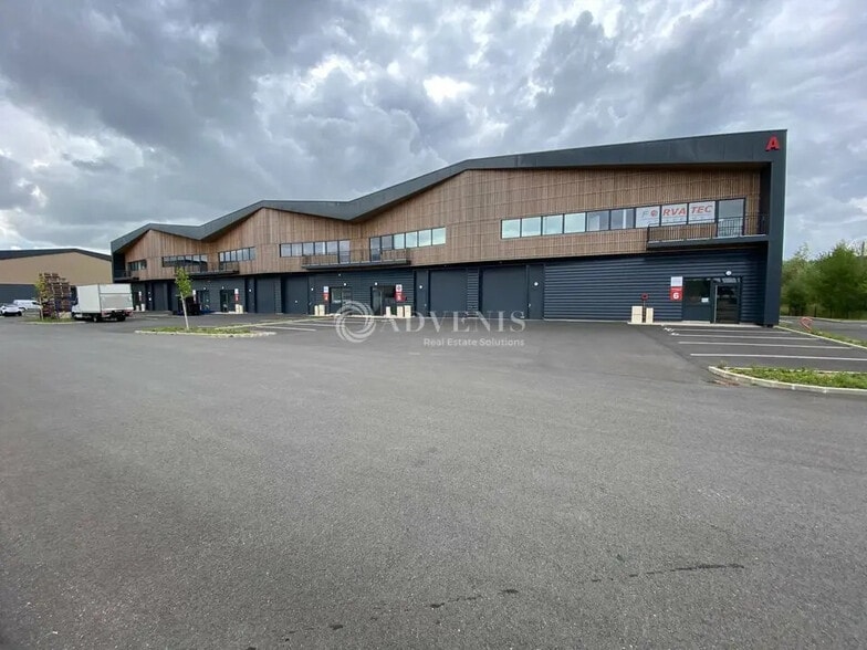 Local d'activités dans Moissy-Cramayel à vendre - Photo de l’immeuble – Image 2 sur 10