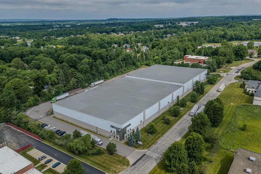 8295 Bavaria Dr, Macedonia, OH à louer - Photo de l’immeuble – Image 1 sur 10