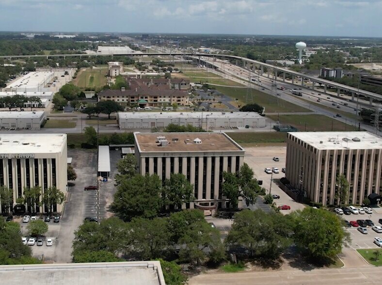 519 N Sam Houston Pky E, Houston, TX à louer - Vidéo aérienne – Image 2 sur 54