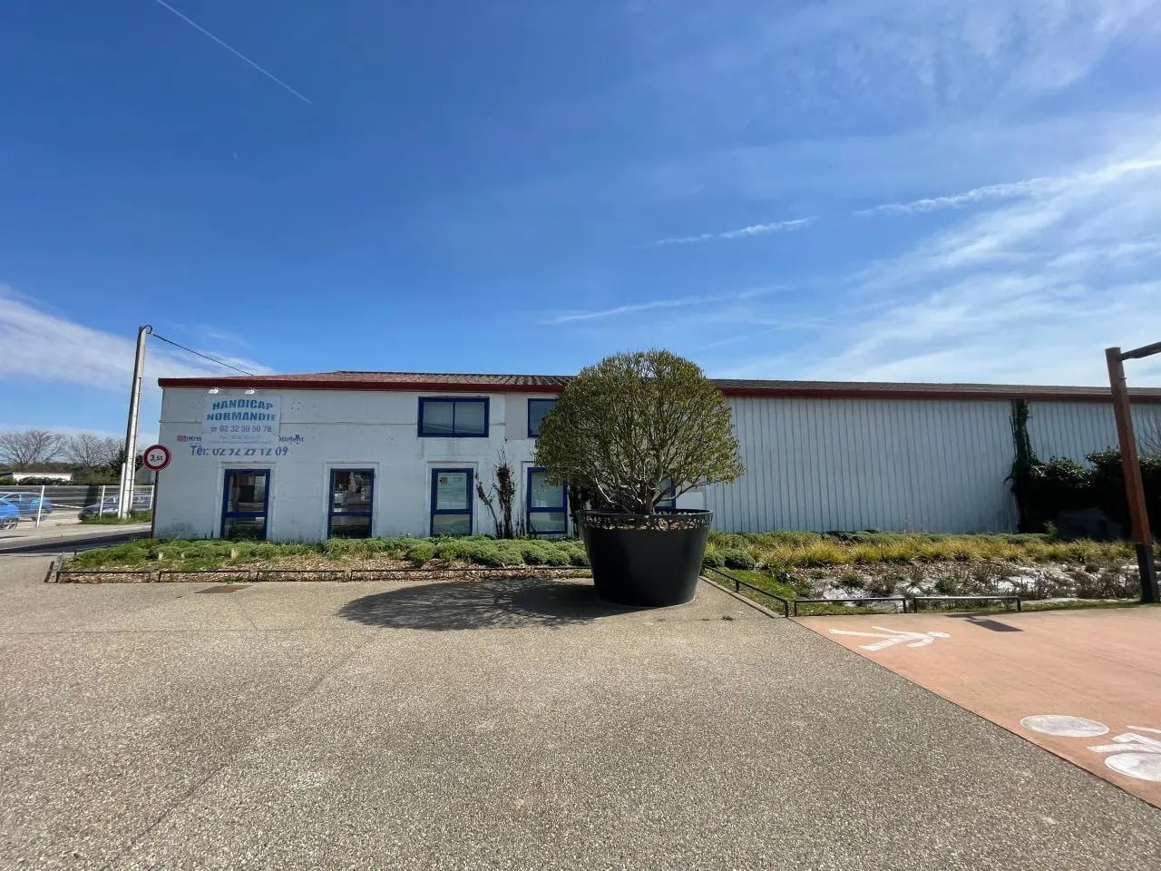 Local d'activités dans Le Vaudreuil à vendre Photo de l’immeuble– Image 1 sur 23