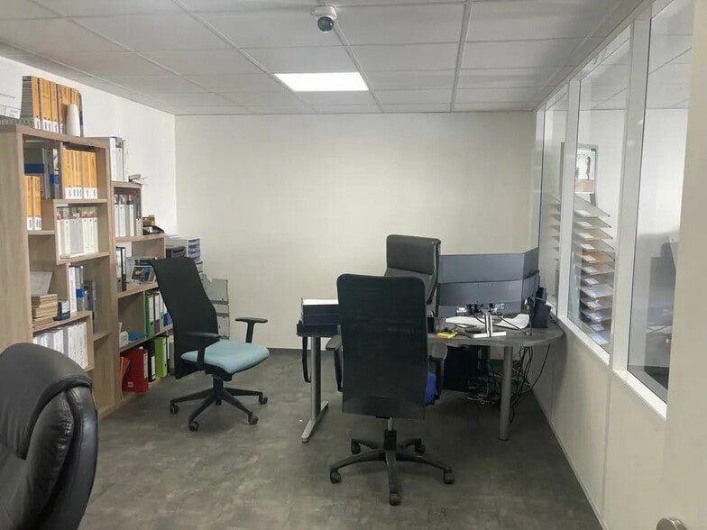 Bureau dans Le Versoud à louer - Photo de l’immeuble – Image 2 sur 3