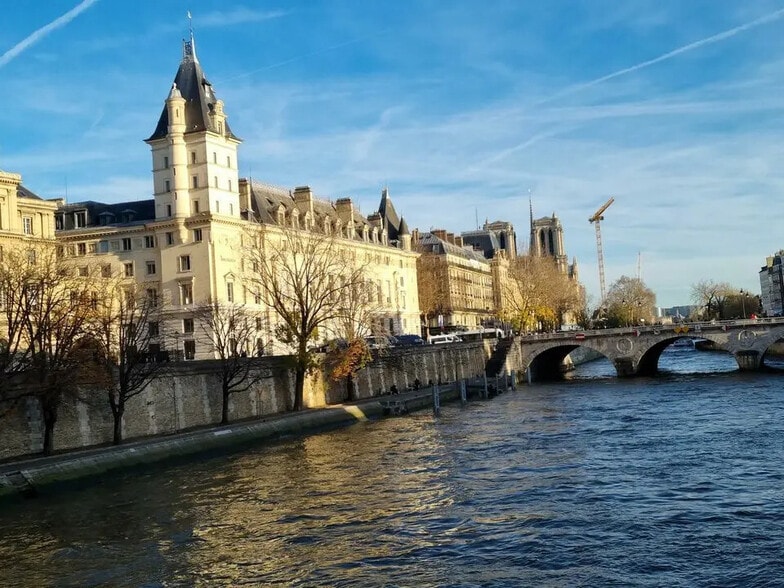 Local d'activités dans Paris à vendre - Photo de l’immeuble – Image 1 sur 10