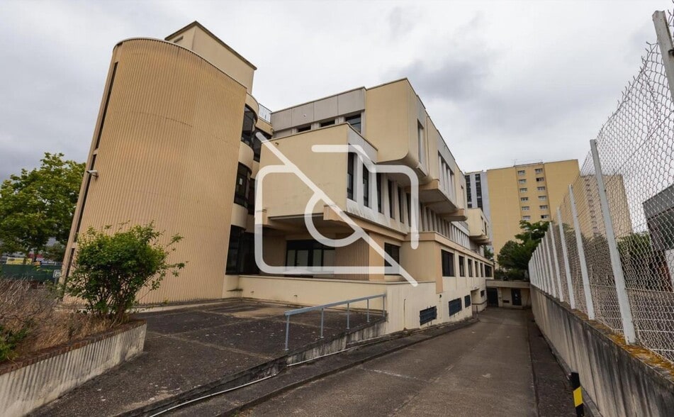 Bureau dans Mantes-la-Jolie à vendre - Photo de l’immeuble – Image 2 sur 13