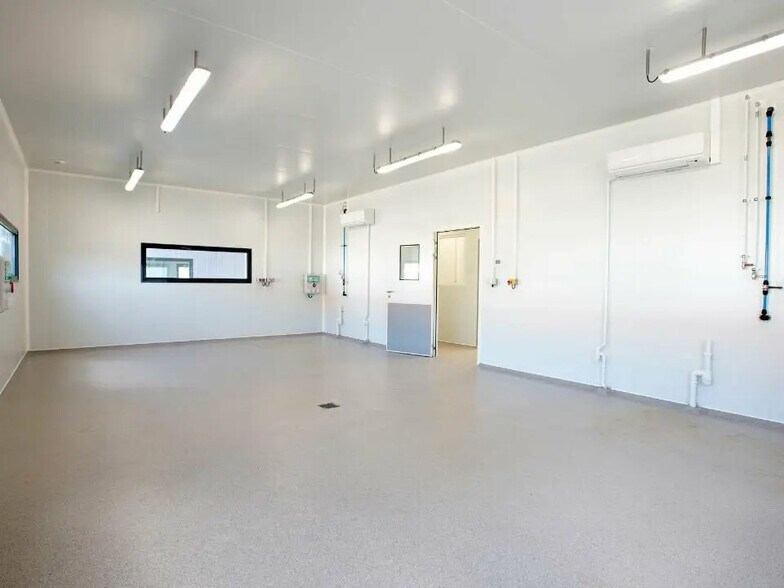 Local d’activités dans Saint-Viance à louer - Photo intérieure – Image 3 sur 3