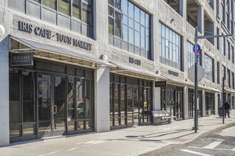 360 Furman St, Brooklyn, NY à louer Photo de l’immeuble– Image 2 sur 10