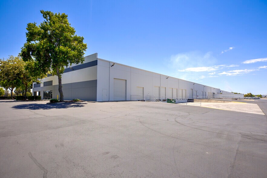 2385 Arch-Airport Rd, Stockton, CA à louer - Photo de l’immeuble – Image 3 sur 4