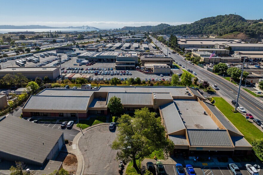 999 Andersen Dr, San Rafael, CA à louer - Photo de l’immeuble – Image 3 sur 3