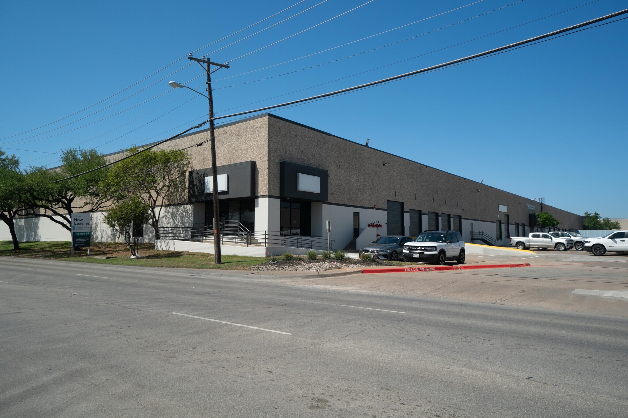 601-611 W Mockingbird Ln, Dallas, TX à louer Photo de l’immeuble– Image 1 sur 6