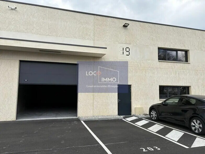Local d’activités dans Saint-Germain-du-Puch à louer - Photo de l’immeuble – Image 2 sur 8