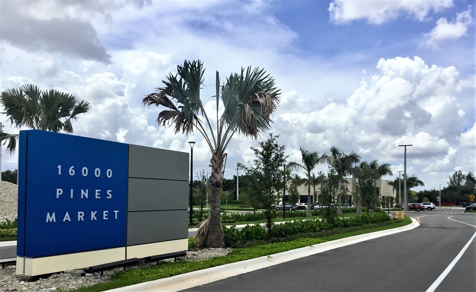 16000 Pines Blvd, Pembroke Pines, FL à louer - Photo de l’immeuble – Image 2 sur 9