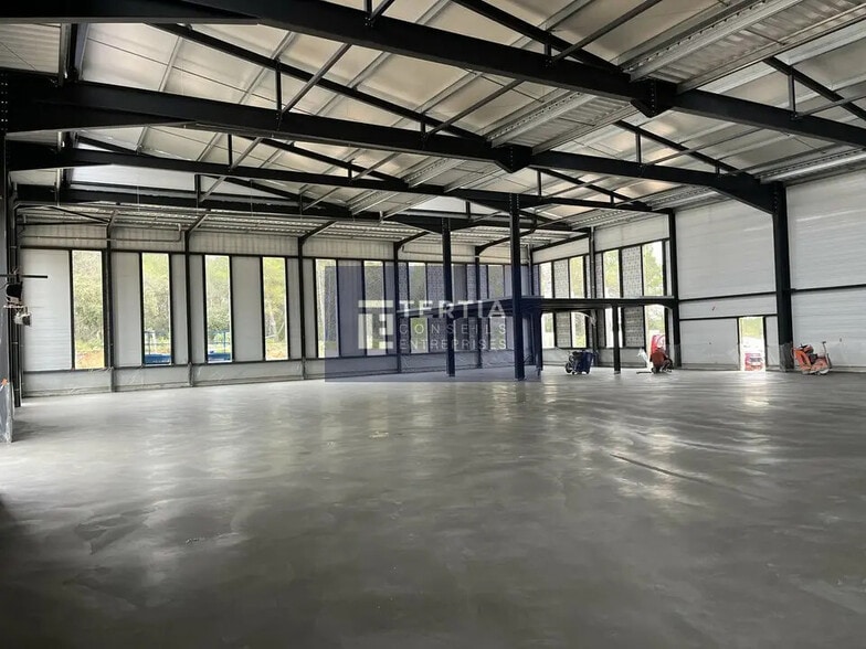 Local d’activités dans à louer - Photo de l’immeuble – Image 2 sur 6